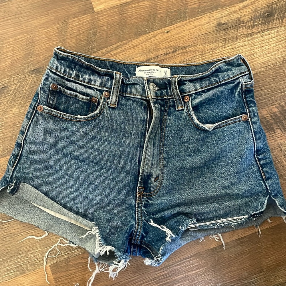 Abercrombie & Fitch. The High Rise Mom Short. Size 0 (25).
